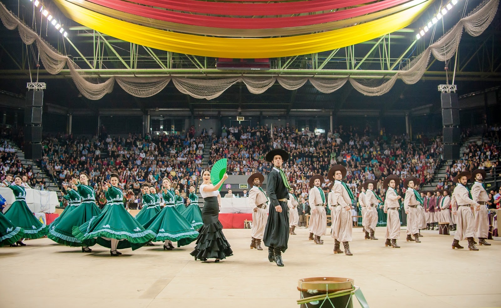 Dança tradicional gaúcha no CTG Tiarayú